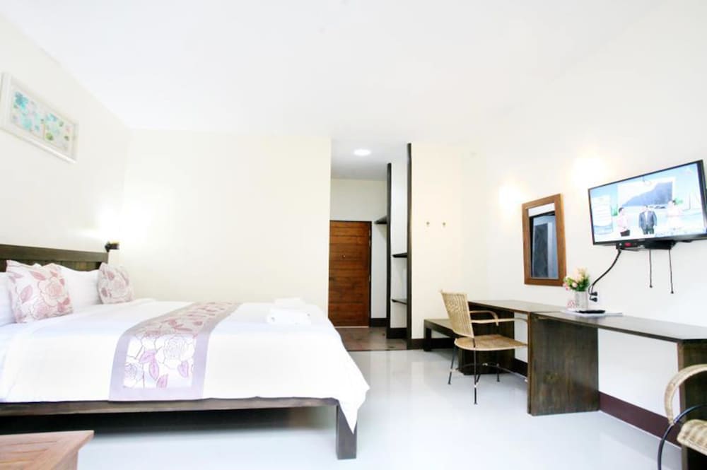 Baan Na Khon Hotel 8/30