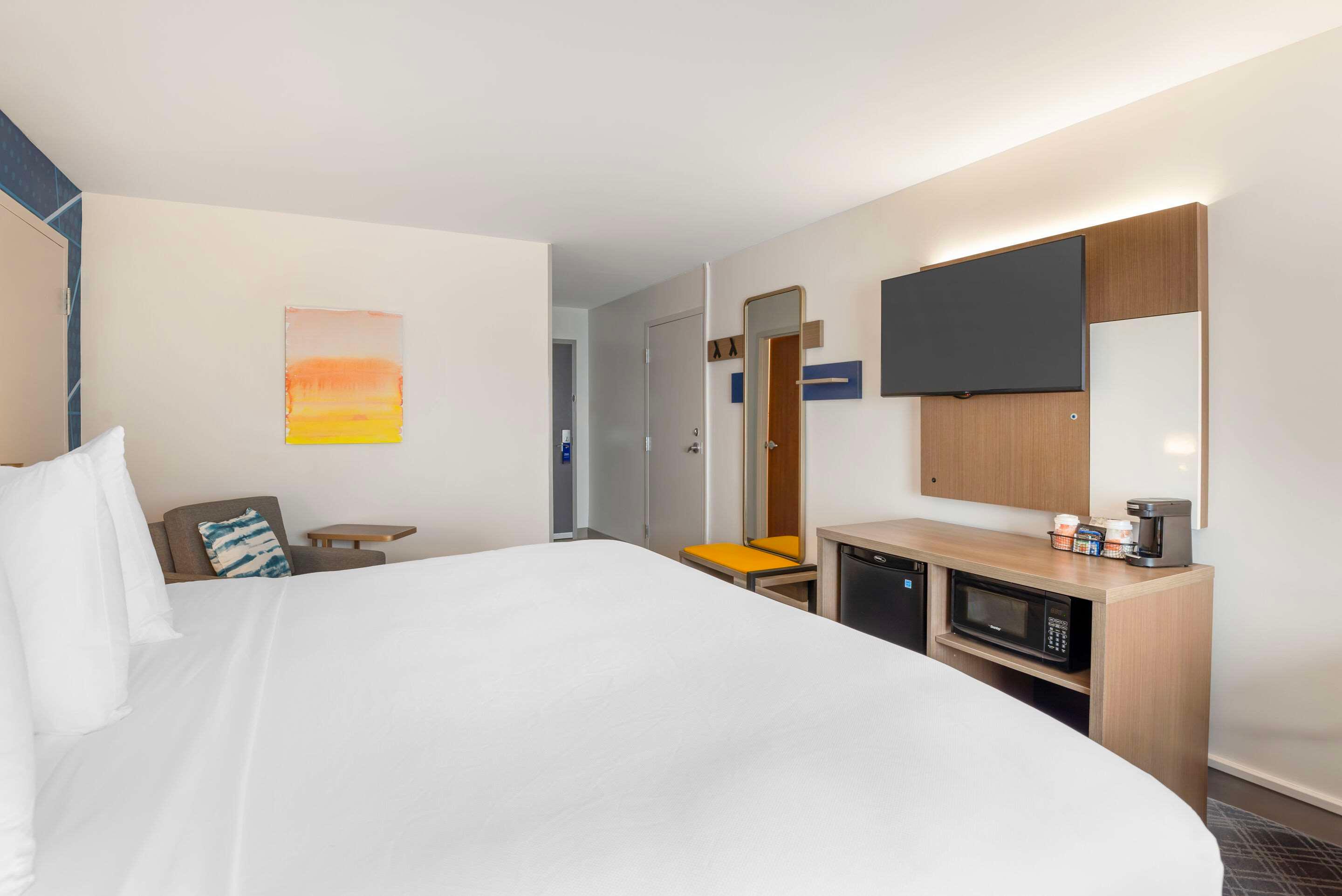 ROOM, KING BED