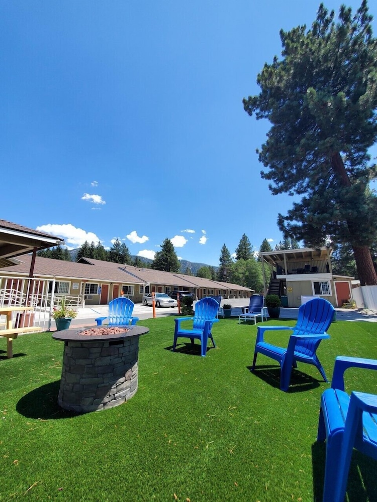 Bluebird Day Inn & Suites 56/68
