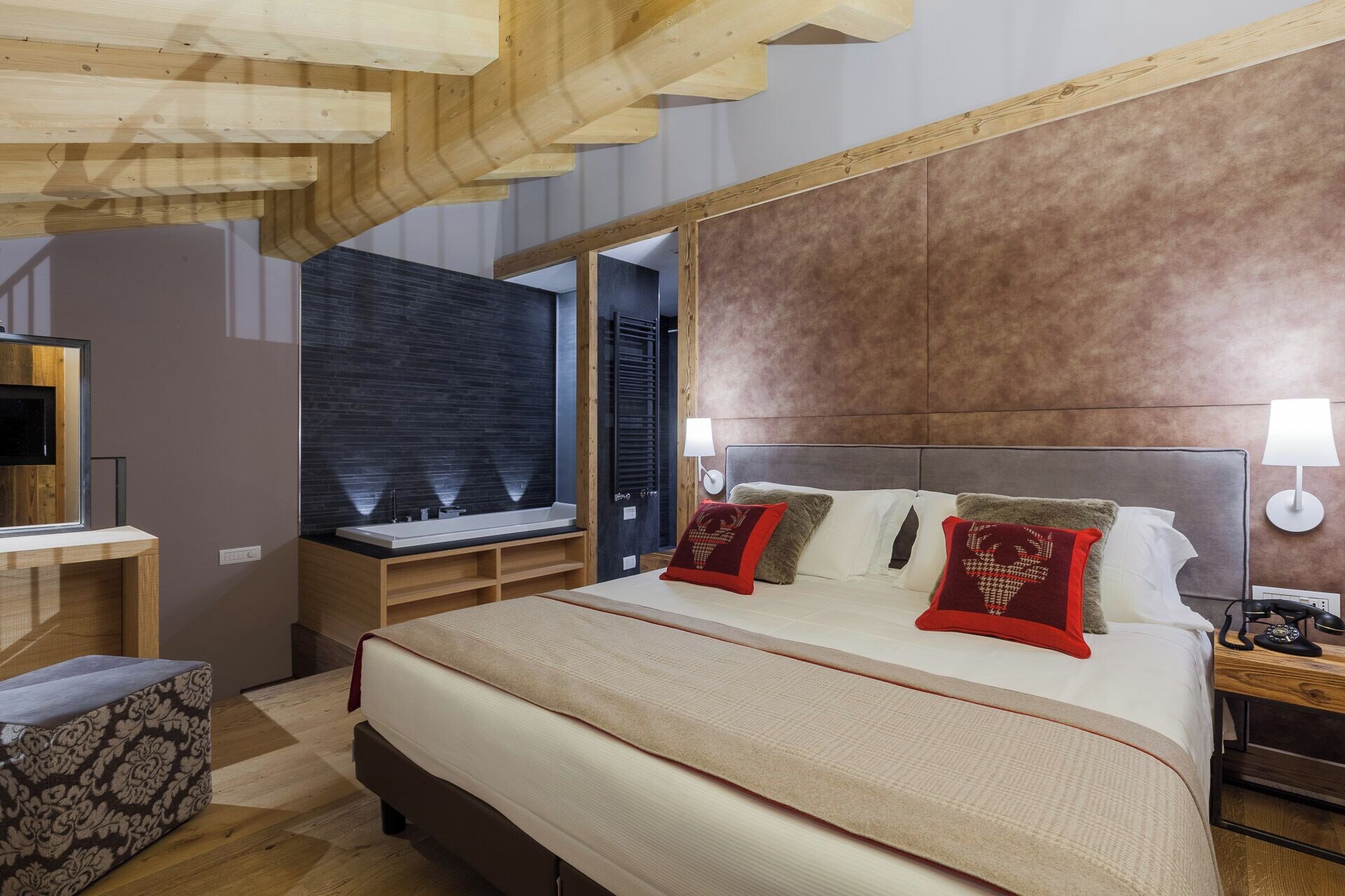 Alpine, Suite, Queen Bed, Mountain View, Sofa