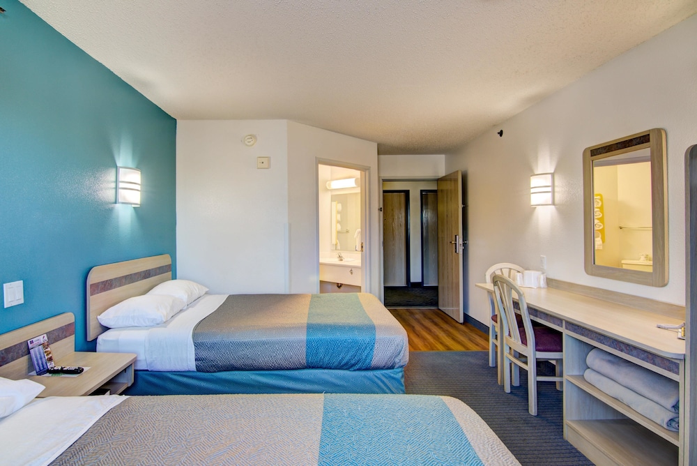 Econo Lodge Menomonie WI 6/15