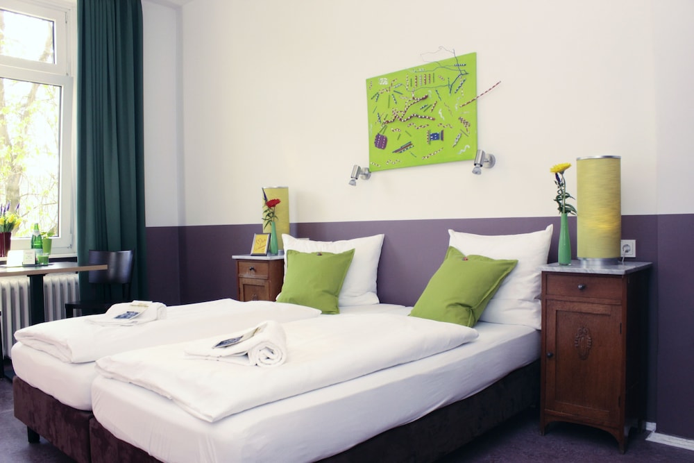 ROOM, DOUBLE BED