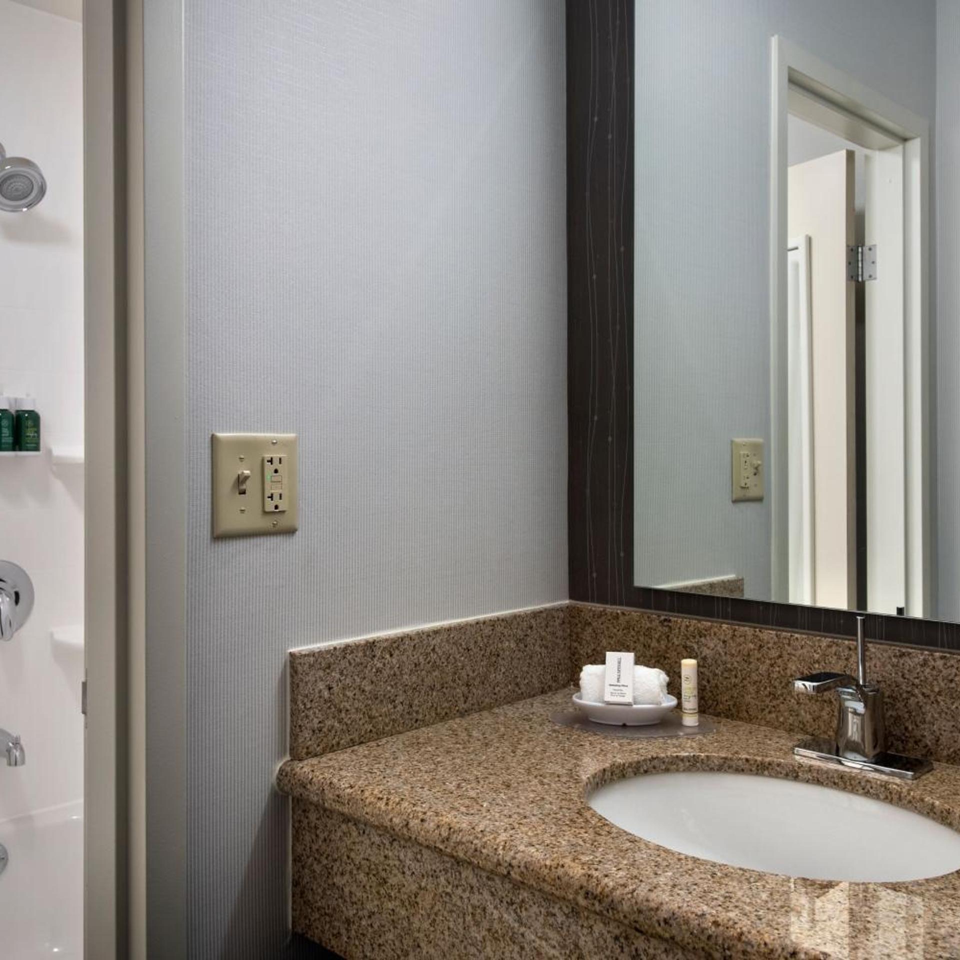 غرفة قياسية بسريرين كوين، Courtyard by Marriott Mahwah 6/6