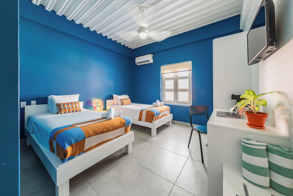 DELUXE, QUEEN BED, PRIVATE BATHROOM