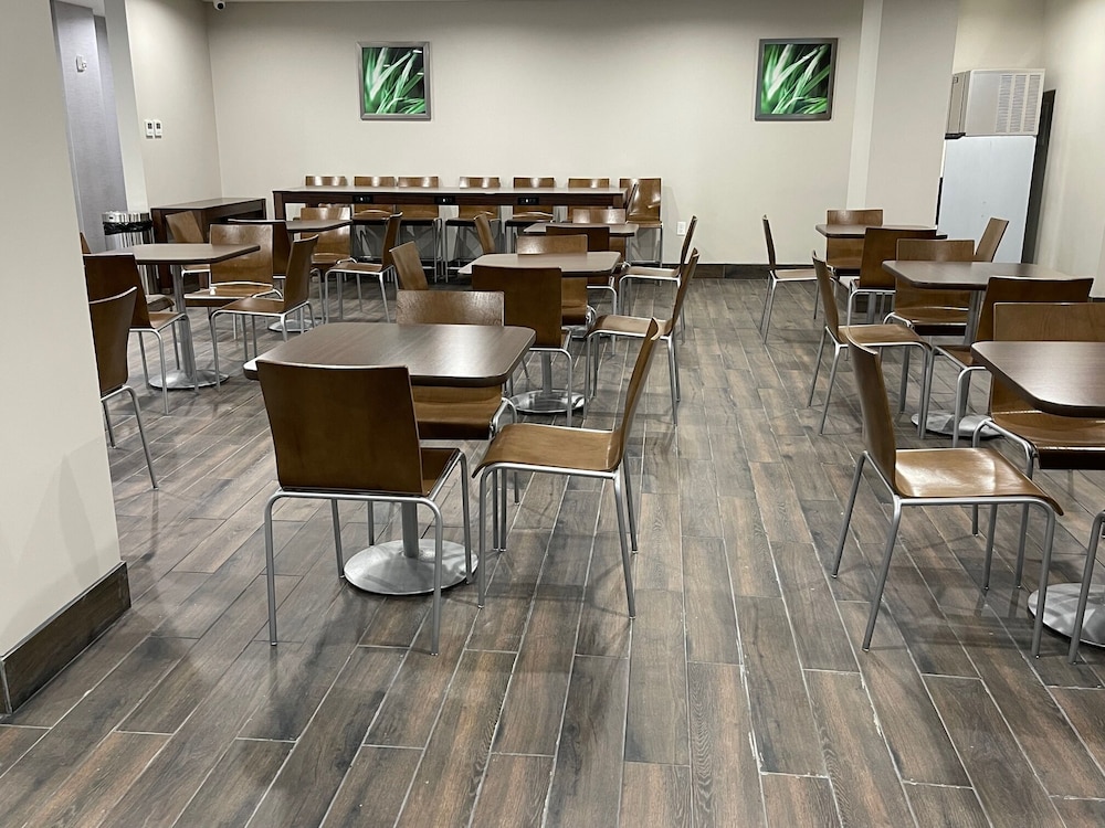Days Inn by Wyndham Bronx NYC 34/50