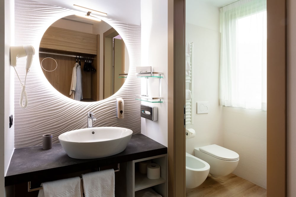 Hotel Ambassador Suite 73/73
