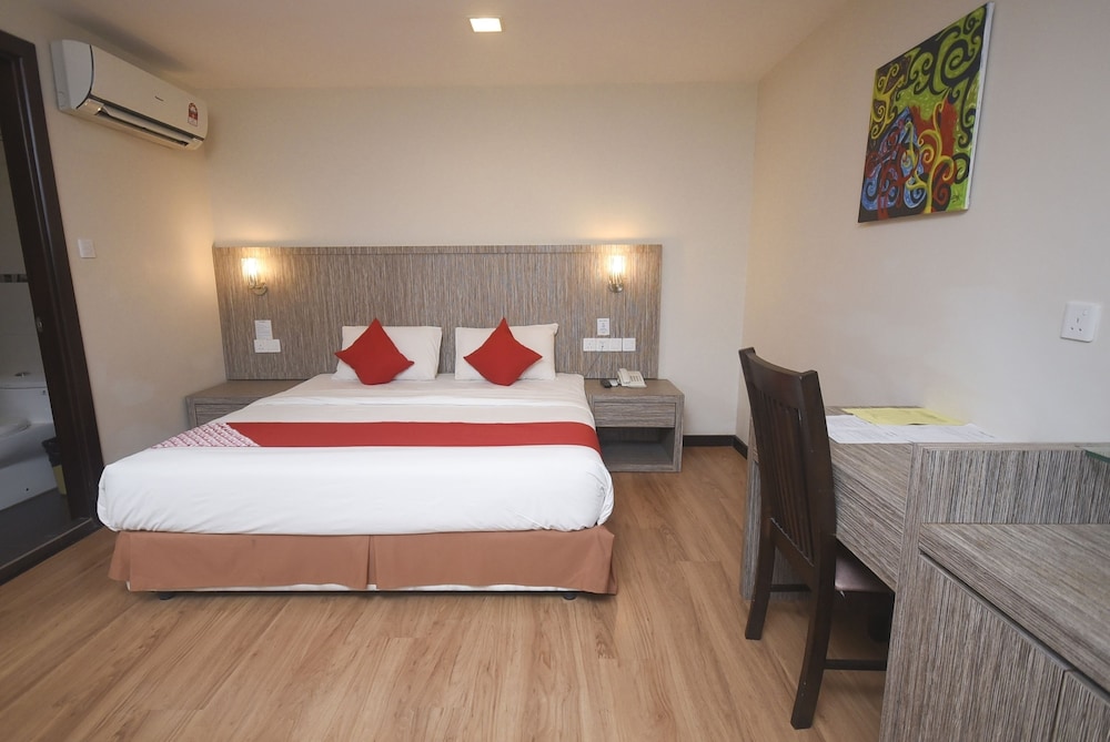 Super OYO 985 Hotel Nur 18/22
