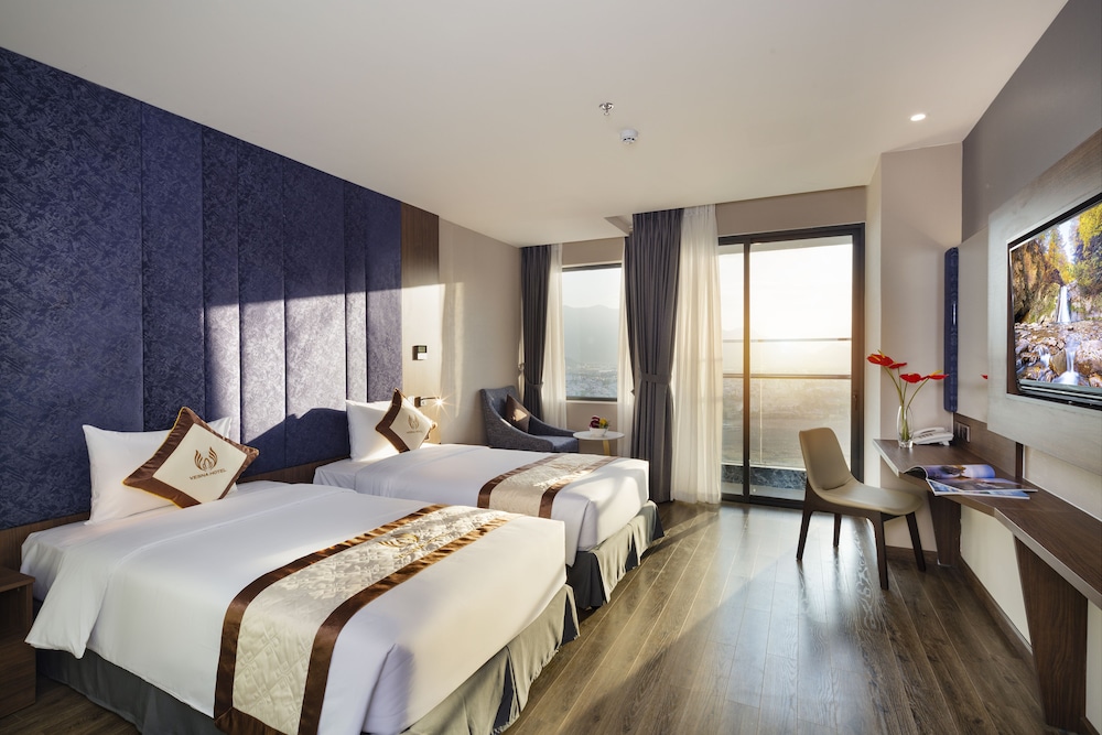 PREMIER, TWIN BEDS, CITY VIEW