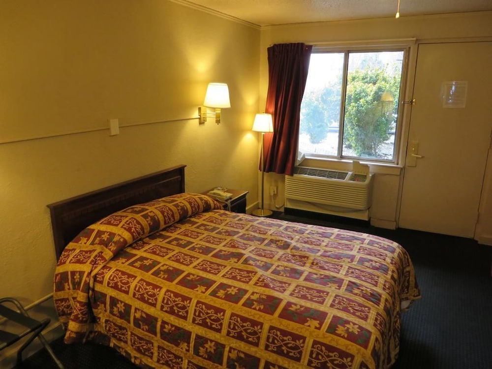 Budgetel Inn & Suites 11/32