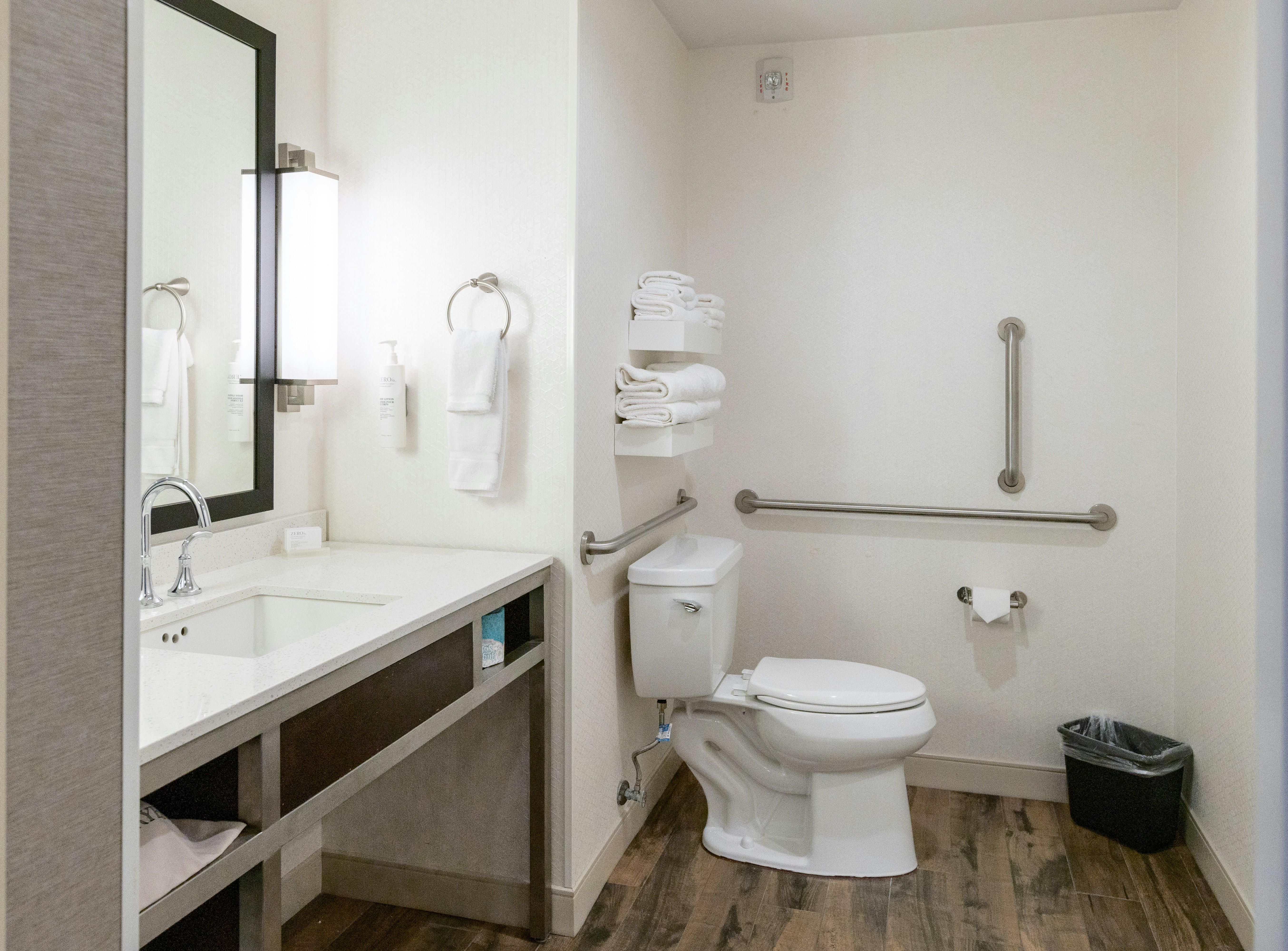 ROOM, KING BED, ACCESSIBLE