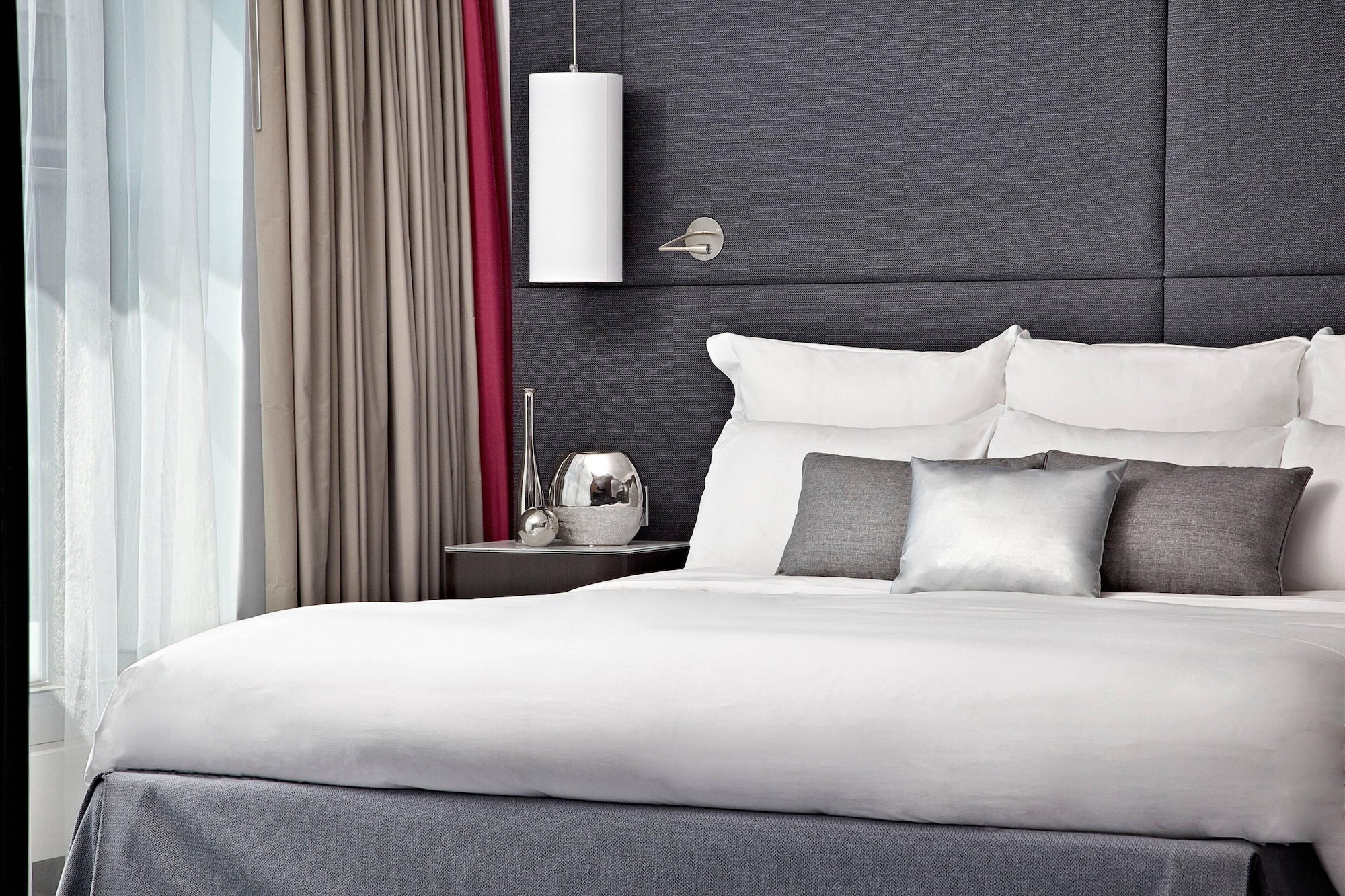 غرفة بريستيج بسرير كينج بشرفة، Renaissance Paris Arc de Triomphe Hotel 6/10