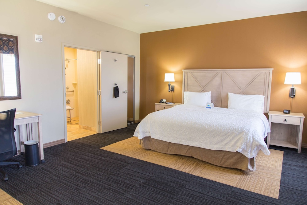 Hampton Inn Suites Dodge City 8/38