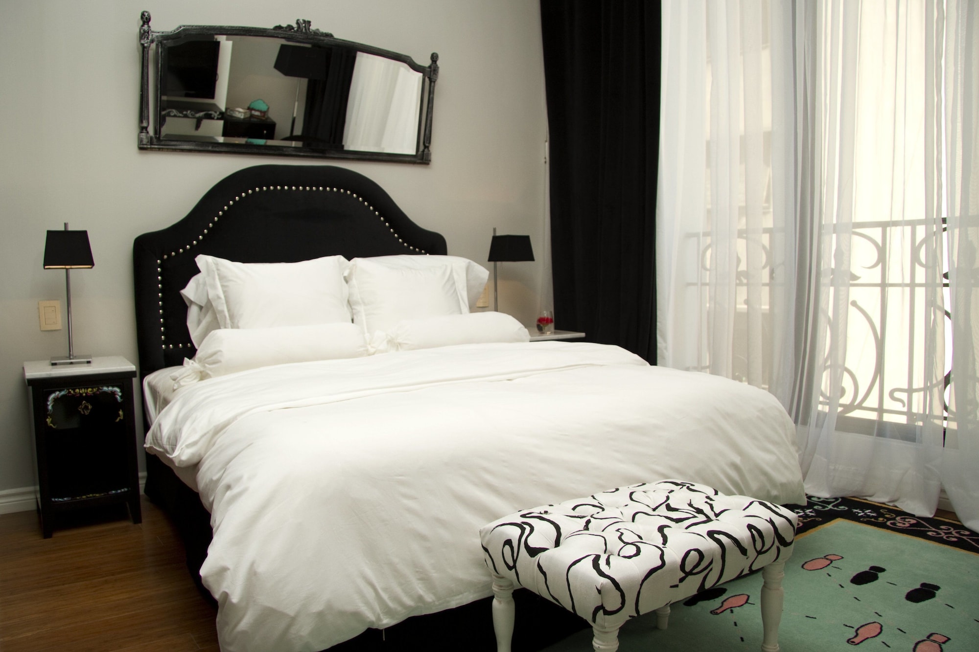 STANDARD, QUEEN BED, CITY VIEW