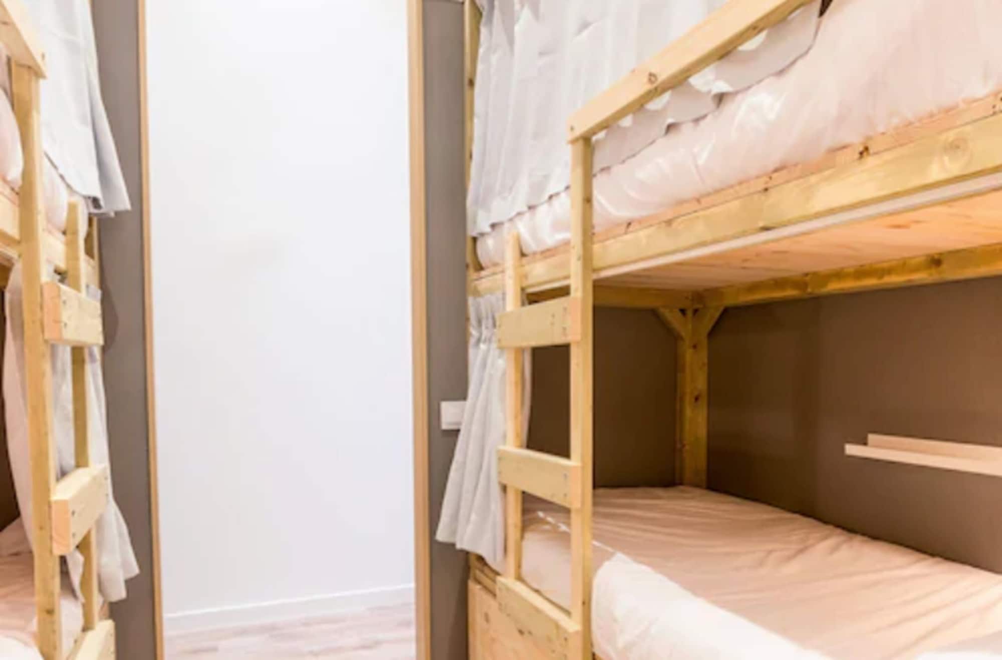 ROOM, TWIN BEDS
