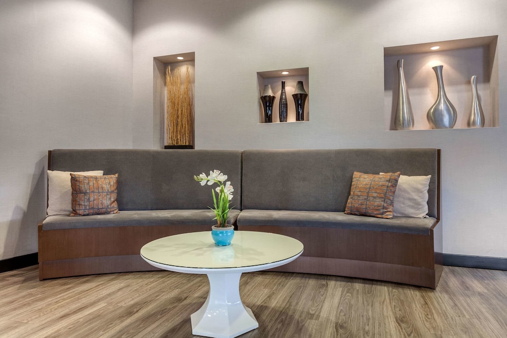 Cambria Hotel Denver International Airport 43/63
