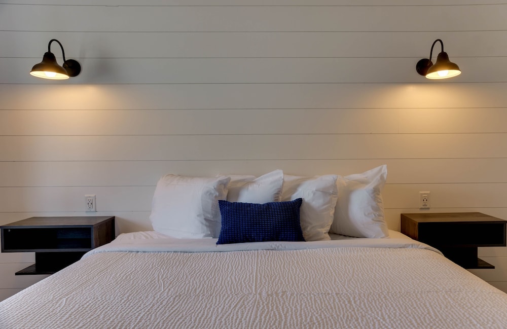 Bedtime Inn & Suites 21/28