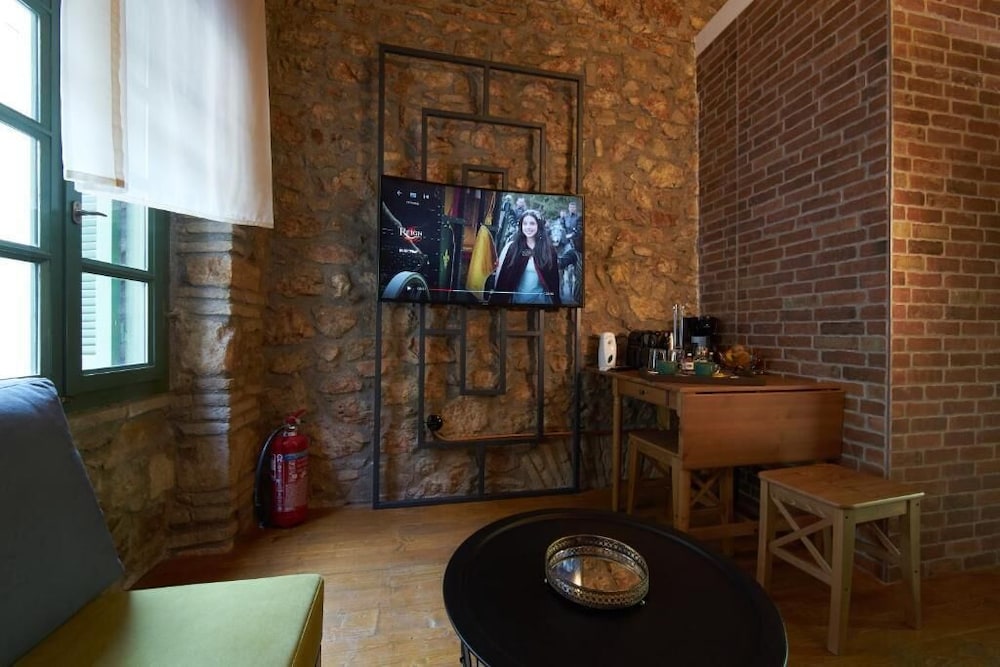 Athenian Residences 34/50