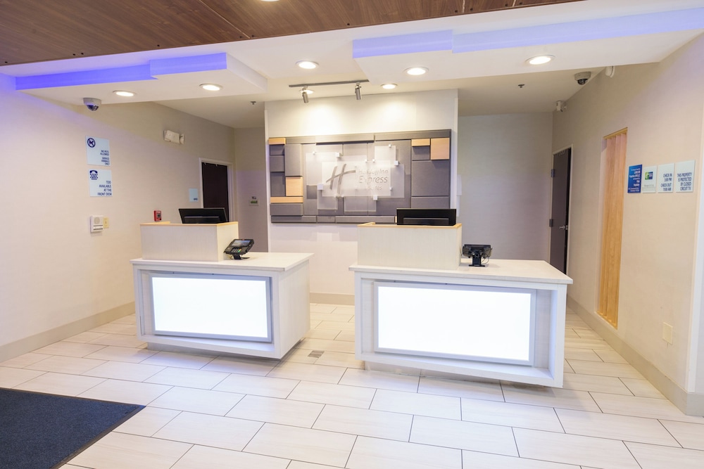 Holiday Inn Express Hotel & Suites Clinton 6/48