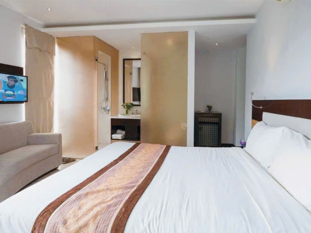 DELUXE, DOUBLE BED