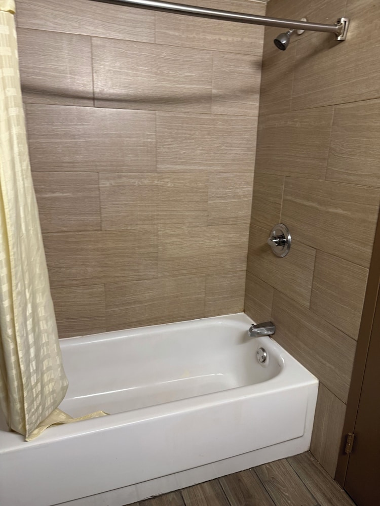 Economy Inn North Randall 46/49