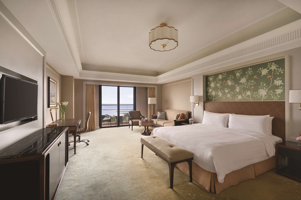 DELUXE, KING BED, OCEAN FRONT