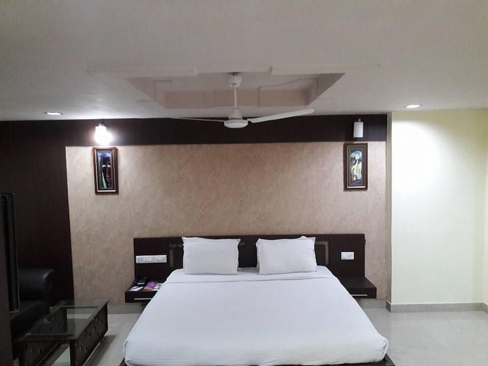 Hotel Raj Residency 7/35