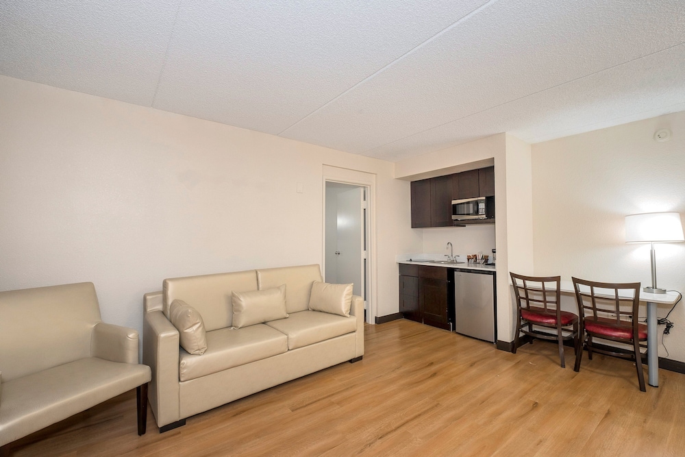 Red Roof PLUS & Suites Knoxville West - Cedar Bluff 34/51