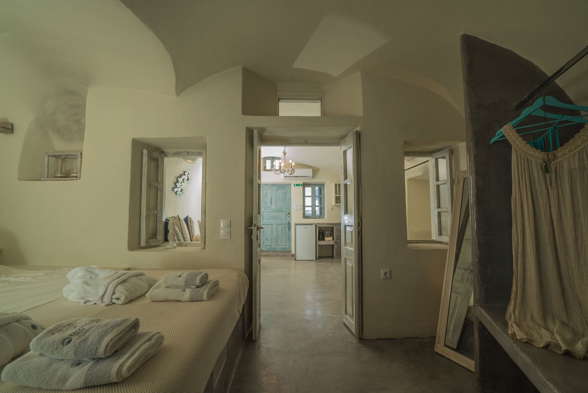 CAVE, 2 BEDROOMS, HOUSE, JETTED TUB