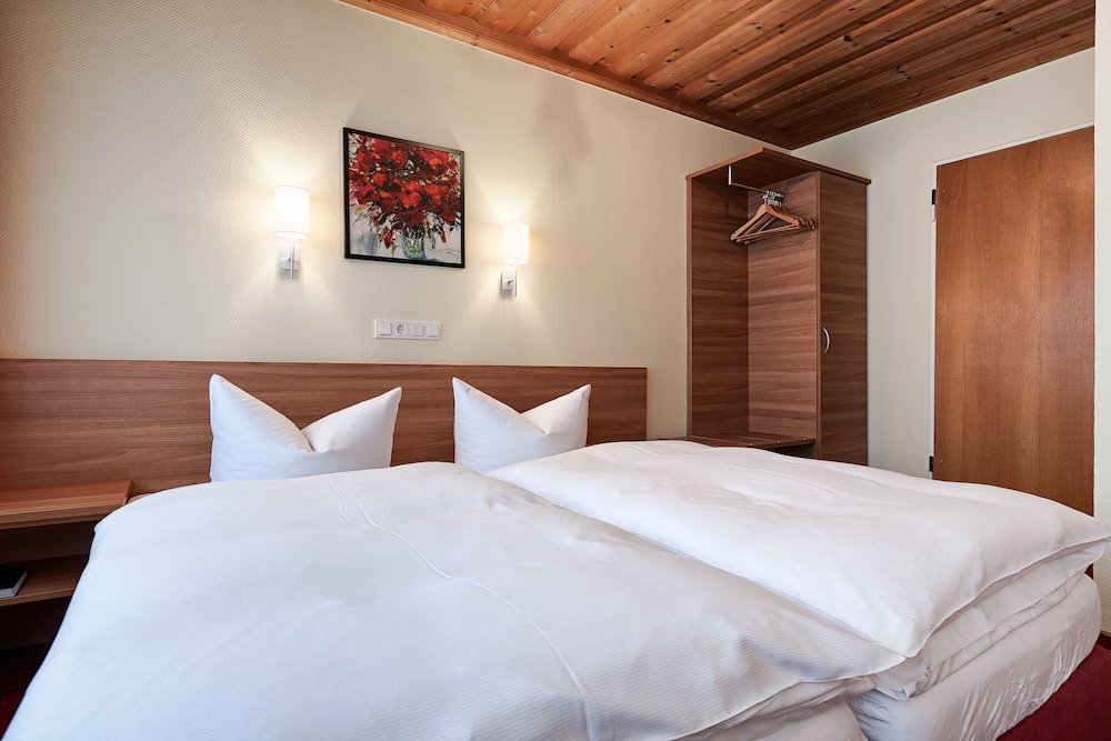 ROOM, DOUBLE BED