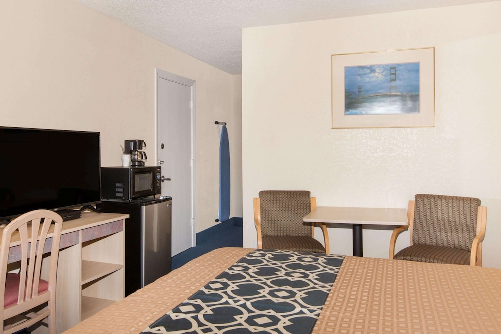 Travelodge By Wyndham Los Banos CA 17/26