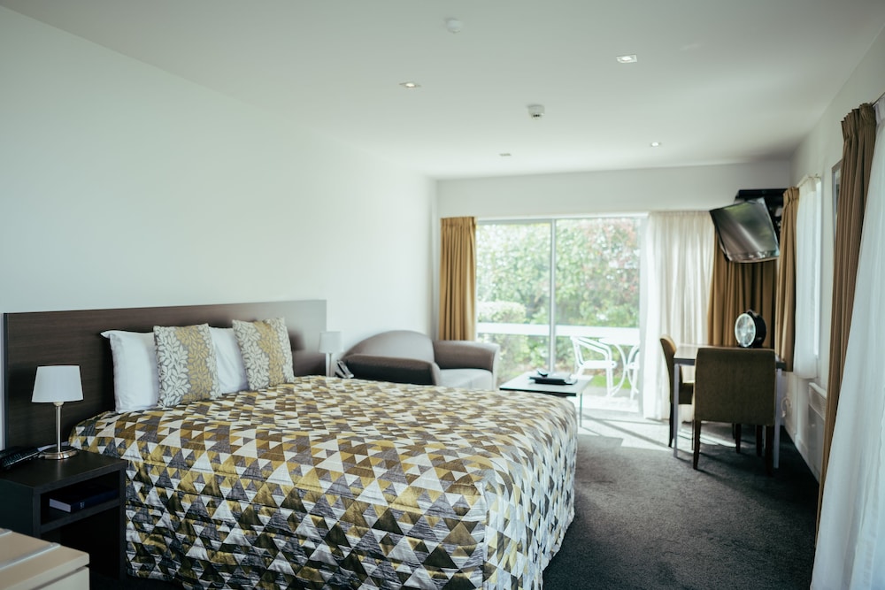 STUDIO, KING BED, HOT TUB