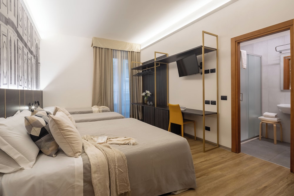 ROOM, QUADRUPLE