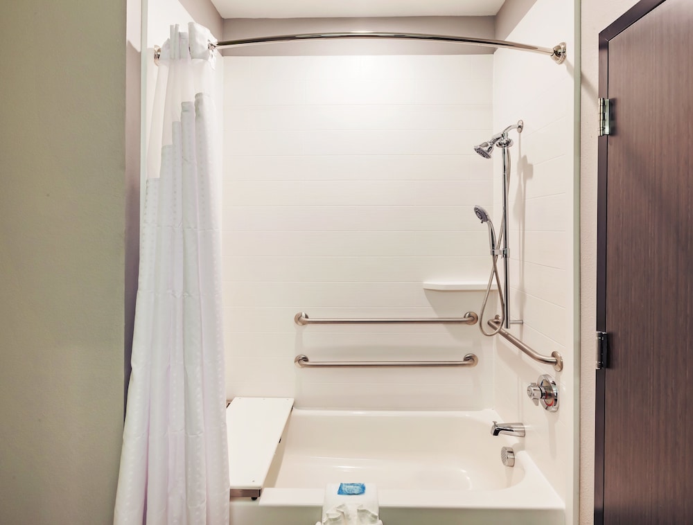 HOLIDAY INN EXPRESS & SUITES PERRYTON 11/50