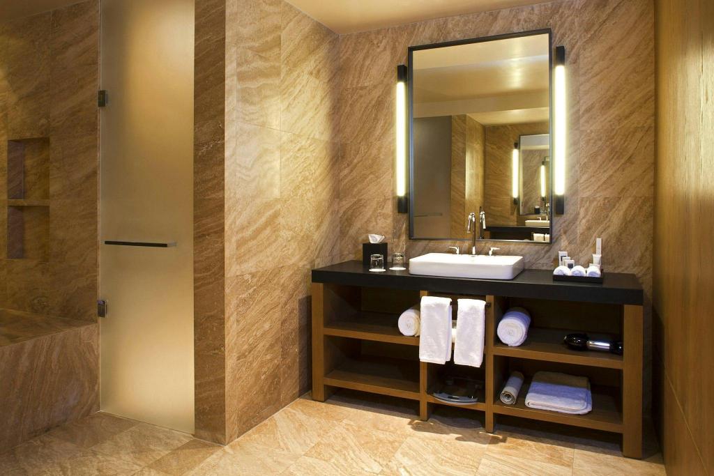Luxury, Suite, King Bed, Resort View, Sofa, Terrace, Ground Floor، JW Marriott Los Cabos Beach Resort and Spa 5/6