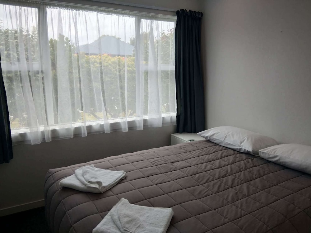 Queens Park Motels 20/60