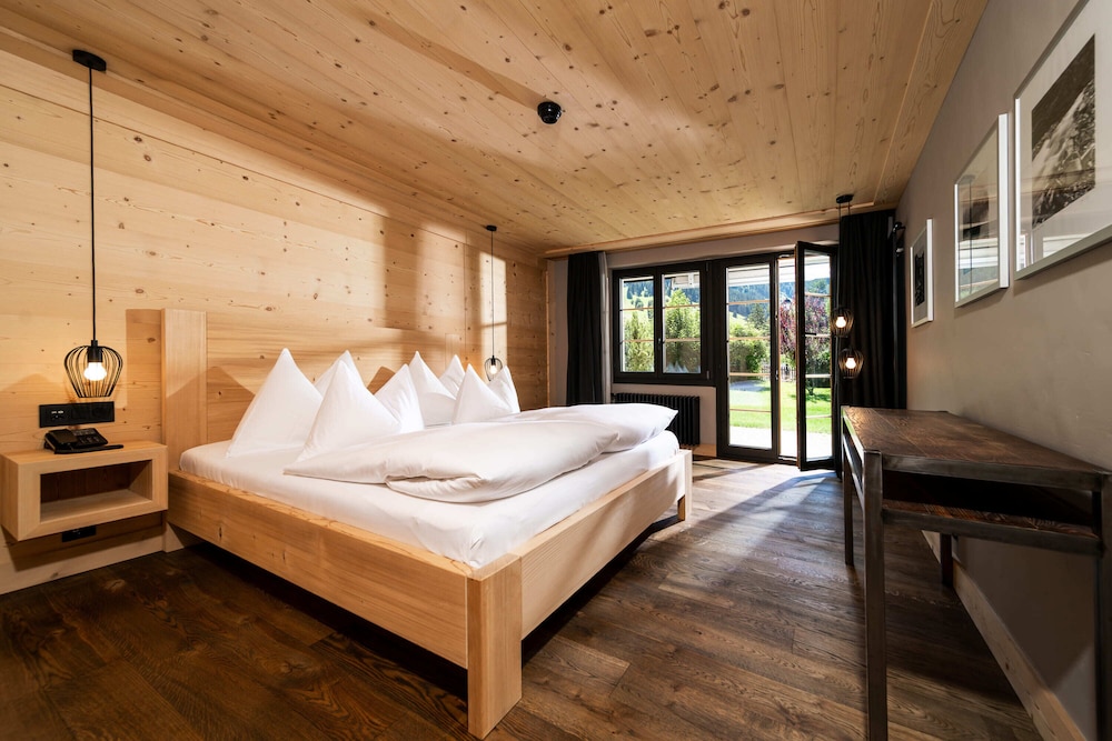 3 Rooms, Chalet, 2 Queen Beds, Sofa, Living Area