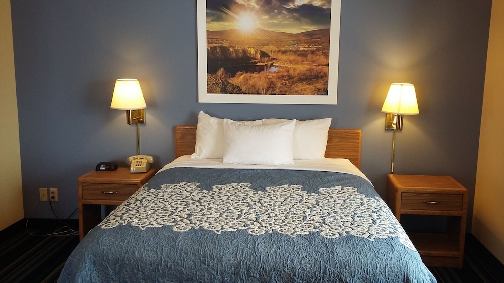 Days Inn by Wyndham Johnson Creek 14/33