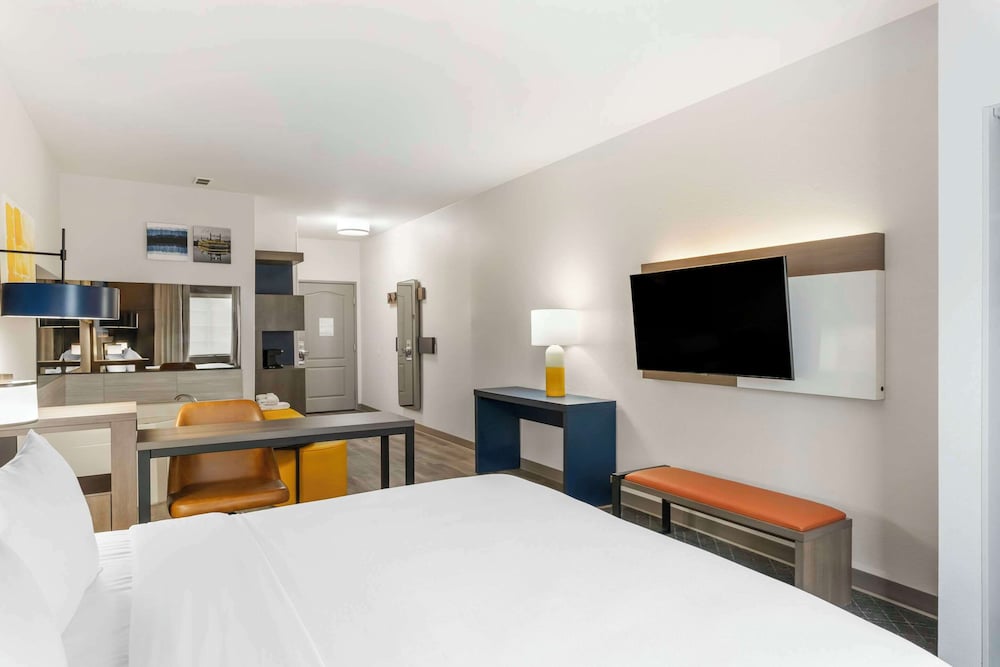 Comfort Suites Elgin Northwest 11/48