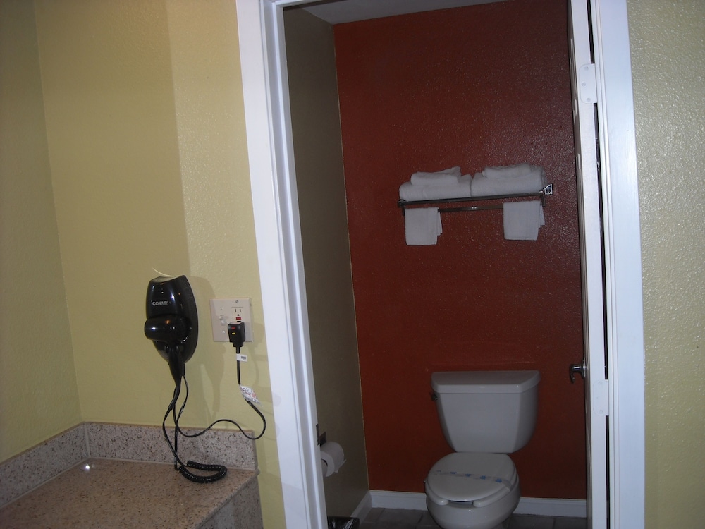 Tropicana Motel 27/28