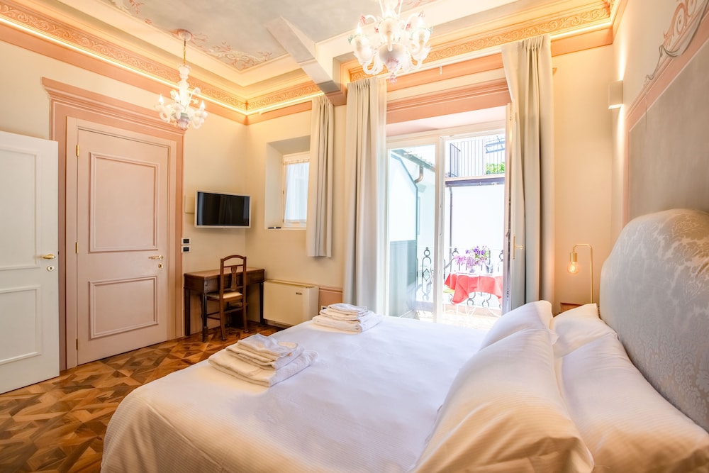 DELUXE, DOUBLE BED, BALCONY
