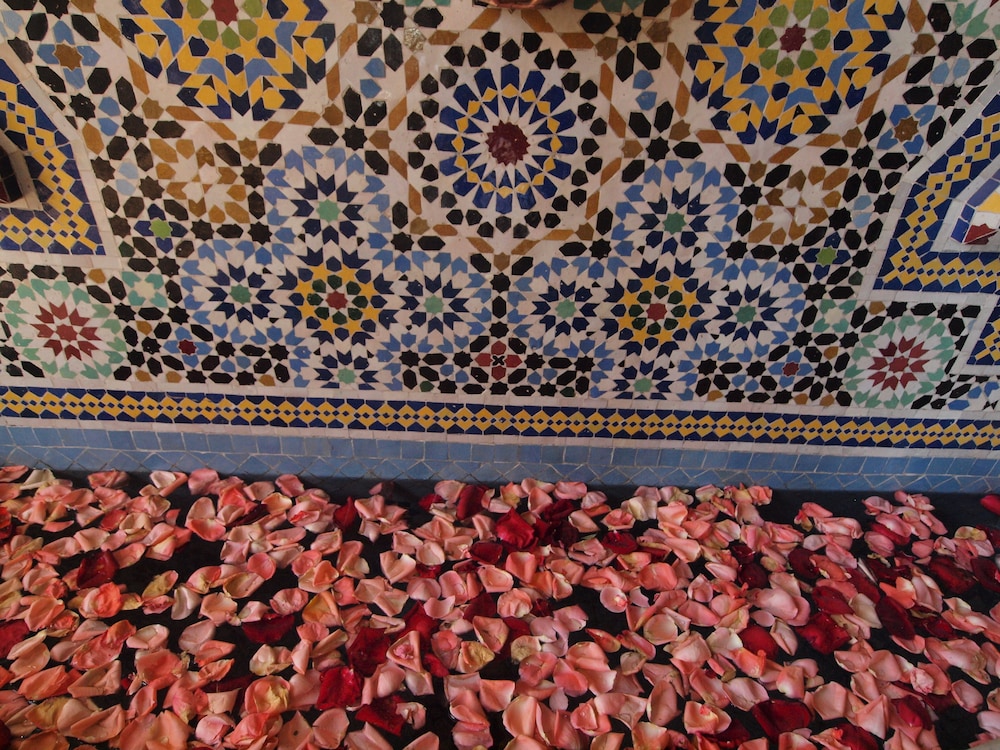 Amani Hotel Suites & Spa 83/85