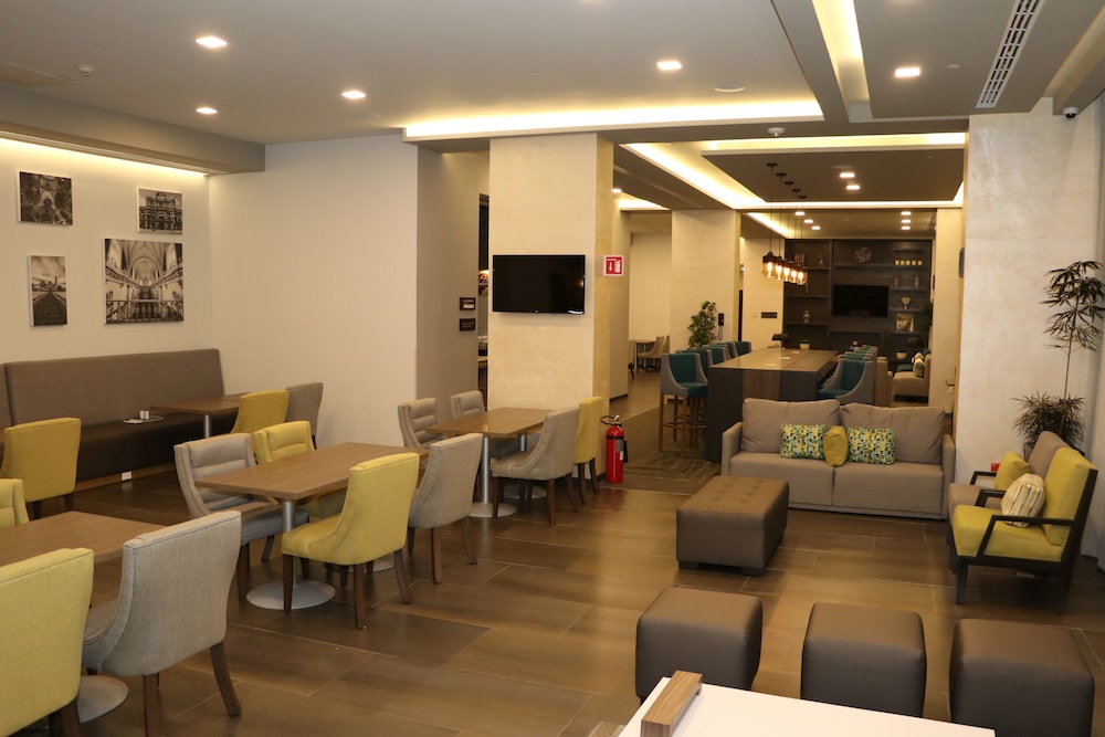 Hampton Inn Suites By Hilton Puebla 48/56