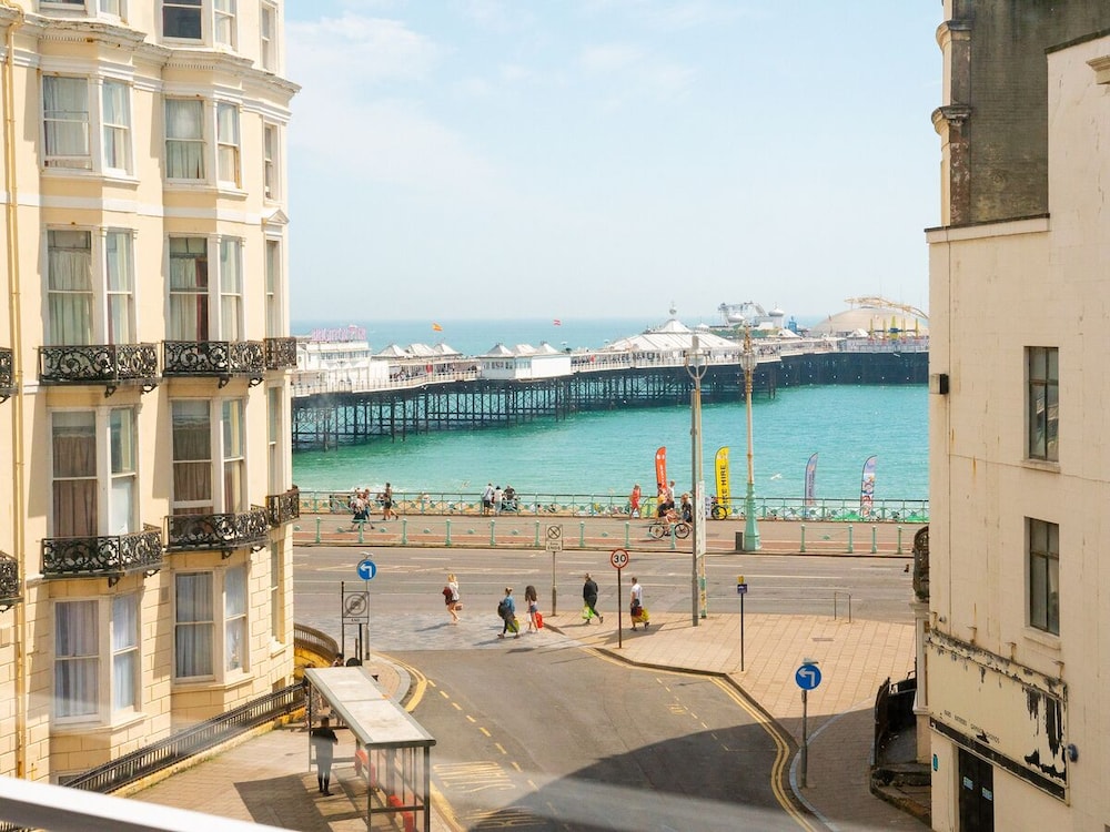 a&o Brighton Beach 35/40