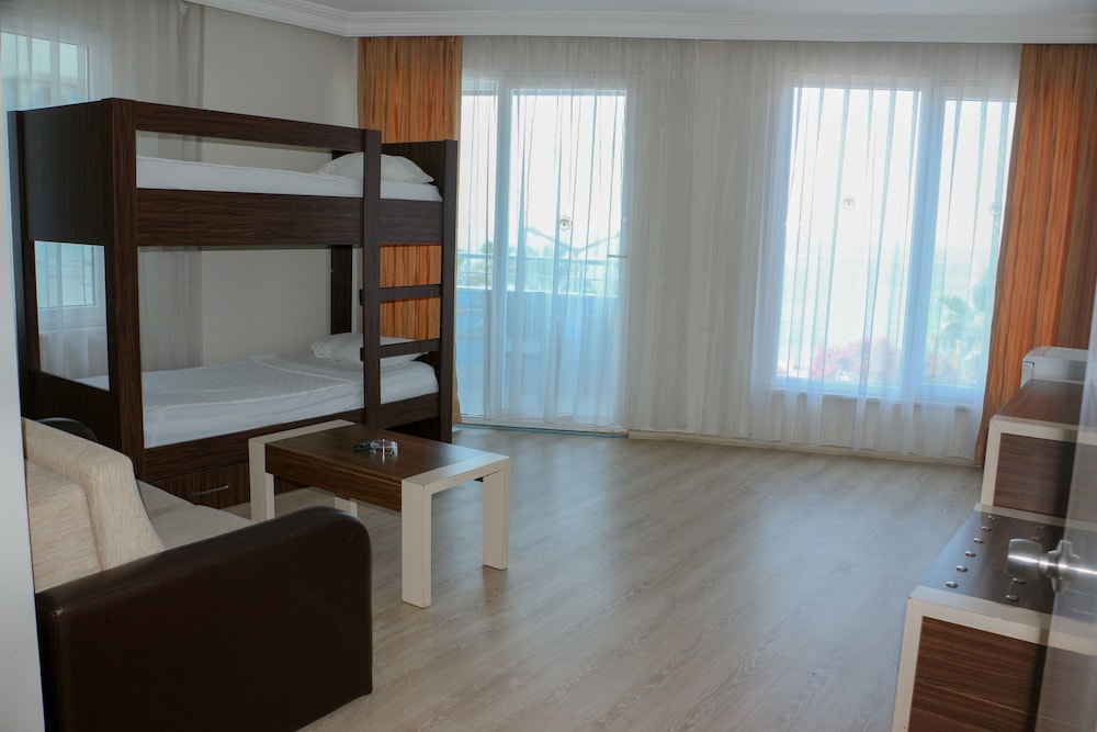 Hawaii Suite Beach Hotel 24/50