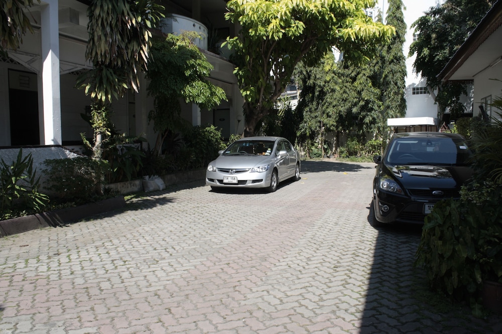 RoongRuang Hotel 24/27