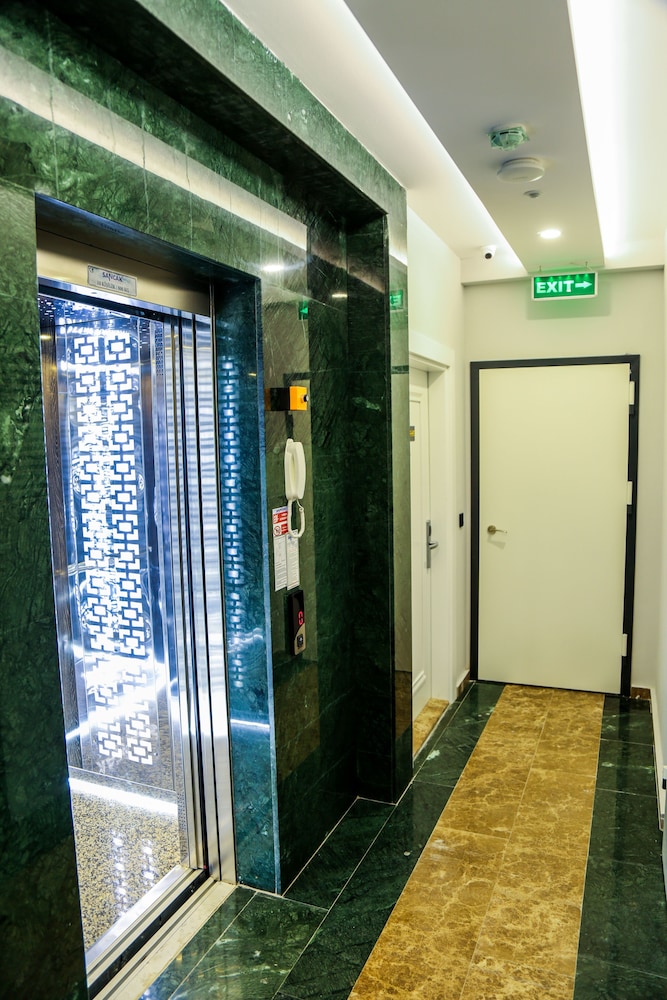 White Golden Suite Hotel 5/40