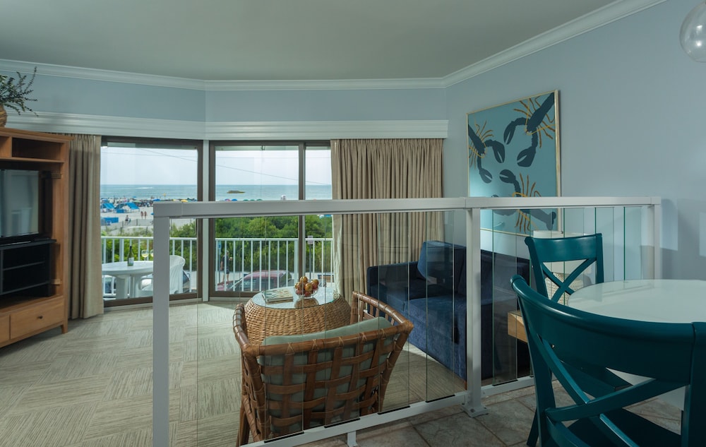 La Mer Beachfront Inn 30/38