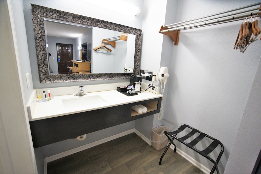 Columbus Inn and Suites 26/28