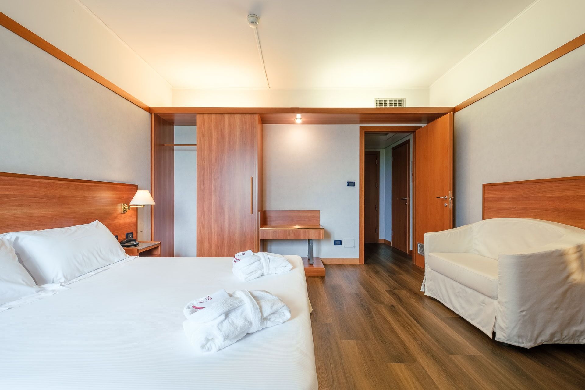 SUPERIOR, DOUBLE OR TWIN BED