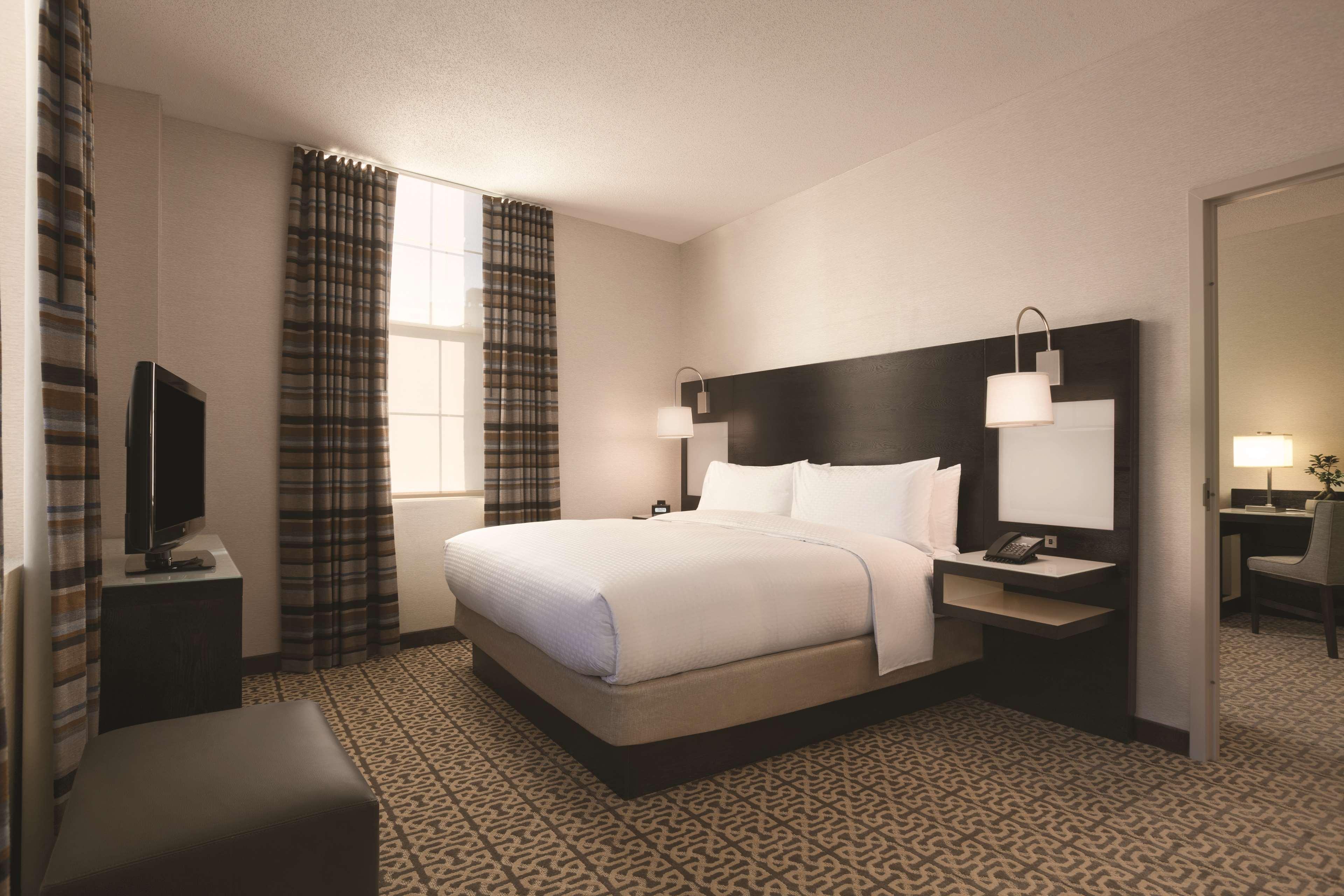 1 BEDROOM, SUITE, KING BED, SOFA